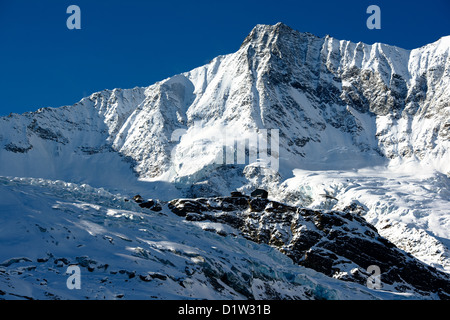 Taeschorn Berggipfel mit Laengflueh im Winter. Saas Fee, Schweiz Stockfoto