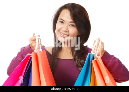 Eine attraktive junge Frau hält bunten Einkaufstüten (isoliert auf weiss) Stockfoto