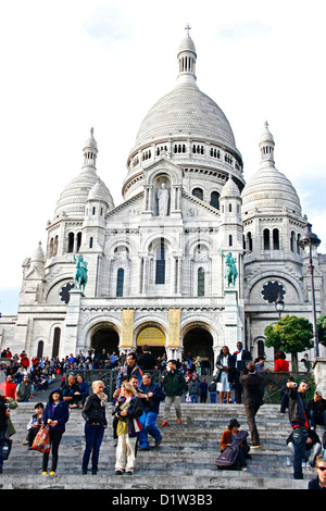 Massen von Touristen auf Schritte vor der Sacre Coeur Montmartre Paris Frankreich Europa Stockfoto