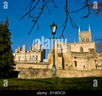 Türme der Kathedrale von Lincoln und die Bischöfe Palast Lincolnshire England Europa Stockfoto