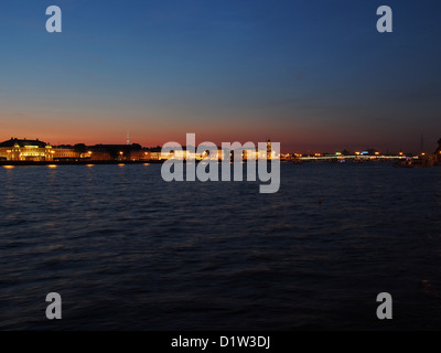 Newa, Universitetskaya Böschung und Palace Bridge in St. Petersburg, Russland, während der weißen Nächte Stockfoto