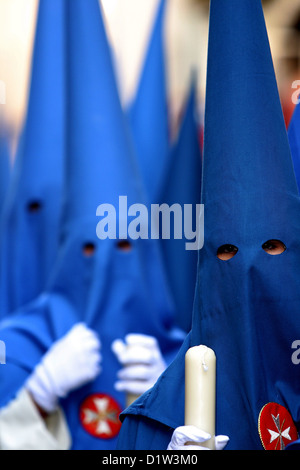 Semana Santa Sevilla, Karwoche, Bruderschaft in blauen Kapuzen. Andalusien, Spanien Sevilla Semana Santa Nazareno Sevilla Osterwelt Europa Stockfoto