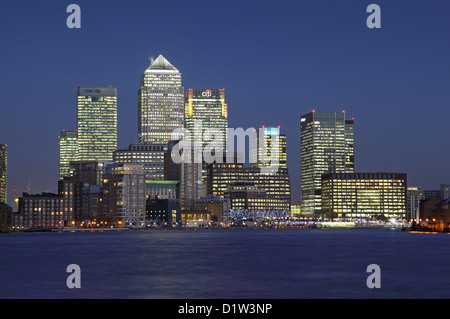 Canary Wharf Entwicklung in Londons Docklands angesehen in der Abenddämmerung von Limehouse mit der Themse im Vordergrund Stockfoto