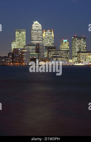 Canary Wharf Entwicklung in Londons Docklands angesehen in der Abenddämmerung von Limehouse mit der Themse im Vordergrund Stockfoto