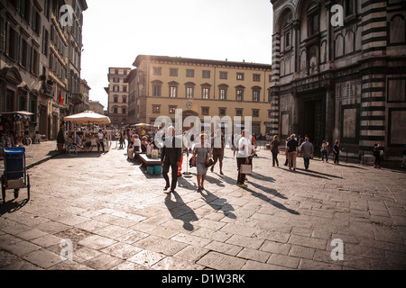 Touristen und einheimische schlendern Sie durch die Piazza del Duomo in Florenz an einem schönen Sommerabend. Stockfoto