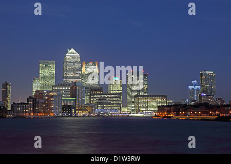 Canary Wharf Entwicklung in Londons Docklands angesehen in der Abenddämmerung von Limehouse mit der Themse im Vordergrund Stockfoto