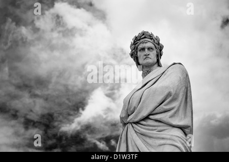 Die brütende Skulptur von Dante mit einem bedrohlichen Himmel, der steht vor der Santa Croce Stockfoto