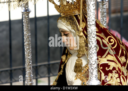 Float (Pasos) auf der Straße getragen, Semana Santa, Sevilla. Andalusien, Spanien Jungfrau Maria weint Stockfoto