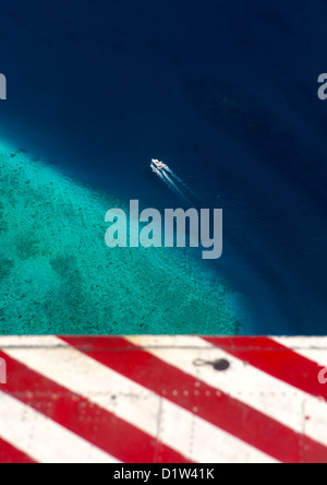 Wasserflugzeug fliegen über ein Atoll und ein Speed-Boot, Male, Malediven Stockfoto