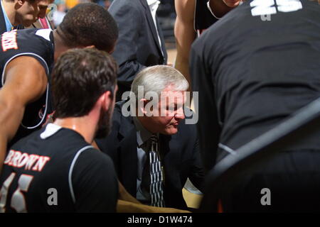 Mercer Cheftrainer Bob Hoffman kauert sein Team bei Kennesaw State-83 / 75-Sieg über Rivalen Mercer.  Kennesaw, Georgia. USA. 5. Januar 2013.   NCAA Division I Atlantic Sun Conference Herren-College-Basketball. Stockfoto