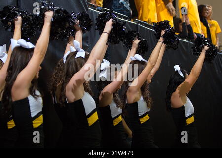 Kennesaw State Cheerleader Wurzel in ihrem Team bei Kennesaw State-83 / 75-Sieg über Rivalen Mercer.  Der Liebe 32 Punkte führte sein Team zum Sieg. Kennesaw, Georgia. USA. 5. Januar 2013.   NCAA Division I Atlantic Sun Conference Herren-College-Basketball. Stockfoto