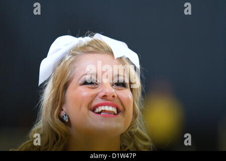 Kennesaw State Cheerleader Wurzel in ihrem Team bei Kennesaw State-83 / 75-Sieg über Rivalen Mercer.  Kennesaw, Georgia. USA. 5. Januar 2013.   NCAA Division I Atlantic Sun Conference Herren-College-Basketball. Stockfoto