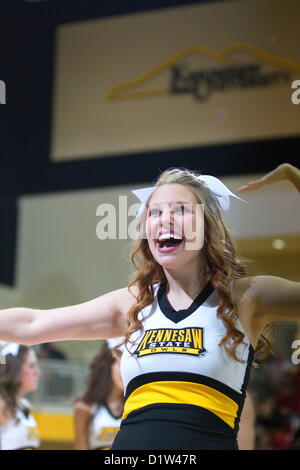 Kennesaw State Cheerleader Wurzel in ihrem Team bei Kennesaw State-83 / 75-Sieg über Rivalen Mercer.  Kennesaw, Georgia. USA. 5. Januar 2013.   NCAA Division I Atlantic Sun Conference Herren-College-Basketball. Stockfoto