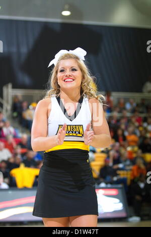 Kennesaw State Cheerleader Wurzel in ihrem Team bei Kennesaw State-83 / 75-Sieg über Rivalen Mercer.  Kennesaw, Georgia. USA. 5. Januar 2013.   NCAA Division I Atlantic Sun Conference Herren-College-Basketball. Stockfoto