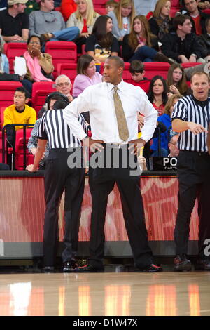 KSU Kopf Trainer Lewis Preston bei Kennesaw State-83 / 75-Sieg über Rivalen Mercer.  Kennesaw, Georgia. USA. 5. Januar 2013.   NCAA Division I Atlantic Sun Conference Herren-College-Basketball. Stockfoto