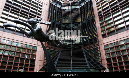 "Springenden Hasen auf Halbmond und Bell" Skulptur am Eingang der UBS Bankgebäude Broadgate London England UK KATHY DEWITT Stockfoto