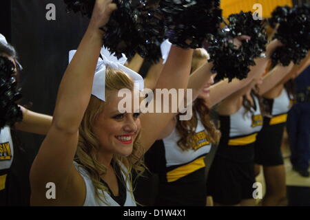 KSU Cheerleader Wurzel in ihrem Team während Mercer ist 71 46 Sieg über Kennesaw State.  Kennesaw, Georgia. USA. 5. Januar 2013.   NCAA Division I Atlantic Sun Conference Frauen-College-Basketball. Stockfoto