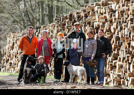 Neu Kätwin, Deutschland, zwei Familien sind konfrontiert mit einem Haufen von Holz im Wald Stockfoto