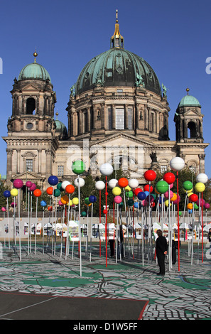 Berlin, Berliner Dom und die Open-Air-Ausstellung-Stadt Vielfalt am Schlossplatz Stockfoto