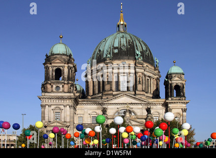 Berlin, Berliner Dom und bunte Stecknadelkoepfe der Open-Air-Ausstellung-Stadt der Vielfalt-am Schlossplatz Stockfoto