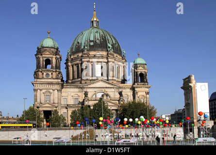 Berlin, Berliner Dom und die Open-Air-Ausstellung-Stadt Vielfalt am Schlossplatz Stockfoto