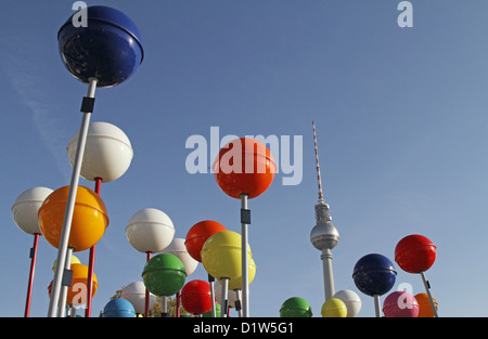 Berlin, Berliner Fernsehturm und bunte Stecknadelkoepfe der Open-Air-Ausstellung-Stadt der Vielfalt-am Schlossplatz Stockfoto