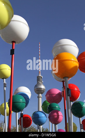 Berlin, Berliner Fernsehturm und bunte Stecknadelkoepfe der Open-Air-Ausstellung-Stadt der Vielfalt-am Schlossplatz Stockfoto