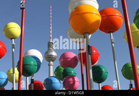 Berlin, Berliner Fernsehturm und bunte Stecknadelkoepfe der Open-Air-Ausstellung-Stadt der Vielfalt-am Schlossplatz Stockfoto