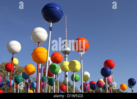 Berlin, Berliner Fernsehturm und bunte Stecknadelkoepfe der Open-Air-Ausstellung-Stadt der Vielfalt-am Schlossplatz Stockfoto