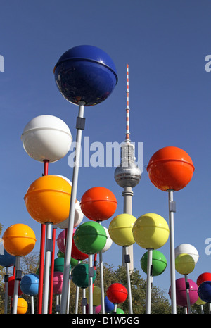 Berlin, Berliner Fernsehturm und bunte Stecknadelkoepfe der Open-Air-Ausstellung-Stadt der Vielfalt-am Schlossplatz Stockfoto