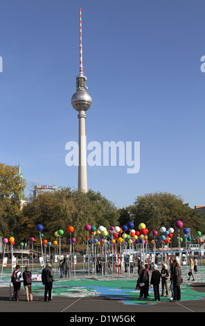 Berlin, Deutschland, Berliner Fernsehturm und die Open-Air-Ausstellung-Stadt der Vielfalt am Schlossplatz Stockfoto