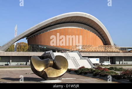 Berlin, Haus der Kulturen der Welt und der große Schmetterling Skulptur von Henry Moore Stockfoto