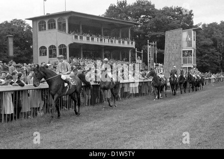 Hoppegarten, DDR, Pferde und jockeys an die Parade vor der Kaisertribuene Stockfoto