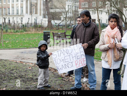 London, Samstag, 5. Januar 2013. Kerze Beleuchtung Memorial an Mahatma Gandhi Statue, Tavistsock Square Garden in London-Save unserer Schwestern. Demonstranten versammelten sich am Tavistock Garden Square zu protestieren und zeigen ihre Solidarität gegen den Vorfall, der in der indischen Hauptstadt Delhi stattfand, wo eine Frau Bande vergewaltigt und aus dem beweglichen Bus geworfen zu sterben war. NRI-Indianer In London wollen eine Antwort von der indischen Regierung für das Geschehene. Ein Kind gesehen, ein Playcard mit einem Erwachsenen zu halten, während andere Kerzen in den Händen haben. Stockfoto