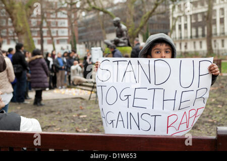 London, Samstag, 5. Januar 2013. Kerze Beleuchtung Memorial an Mahatma Gandhi Statue, Tavistsock Square Garden in London-Save unserer Schwestern. Demonstranten versammelten sich am Tavistock Garden Square zu protestieren und zeigen ihre Solidarität gegen den Vorfall, der in der indischen Hauptstadt Delhi stattfand, wo eine Frau Bande vergewaltigt und aus dem beweglichen Bus geworfen zu sterben war. NRI-Indianer In London wollen eine Antwort von der indischen Regierung für das Geschehene. Ein Kind gesehen, eine Playcard zu halten, während andere Kerzen in den Händen haben. Stockfoto