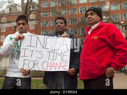 London, Samstag, 5. Januar 2013. Kerzenlicht-Denkmal an der Mahatma Gandhi Statue, Tavistock Square Garden in London - Rette unsere Schwestern. Demonstranten versammelten sich am Tavistock Garden Square, um gegen den Vorfall in Delhi, der indischen Hauptstadt, zu protestieren und ihre Solidarität zu zeigen, bei dem eine Frau vergewaltigt und aus dem fahrenden Bus geworfen wurde, um zu sterben. Die NRI-Indianer in London wollen eine Antwort der indischen Regierung auf das, was geschehen ist. Demonstranten halten ein Plakat am Ort des Protestes. Stockfoto