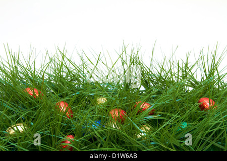 Ostereier auf Rasen Hintergrund Stockfoto