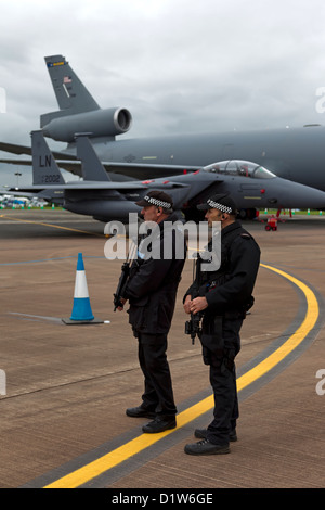 Zwei britische bewaffnete Verteidigungsministerium (MOD) Polizisten bei der Royal International Air Tattoo an RAF Fairford in Gloucestershire. Stockfoto