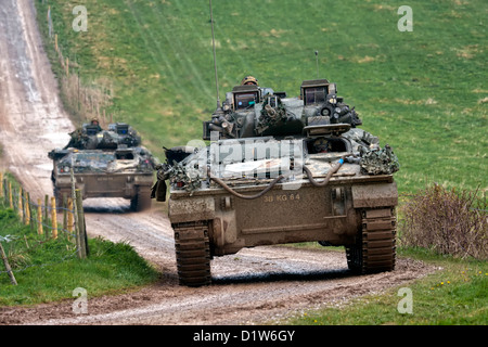 Eine britische Armee Warrior Schützenpanzer auf dem Salisbury Plain Truppenübungsplatz in Wiltshire, Vereinigtes Königreich. Stockfoto