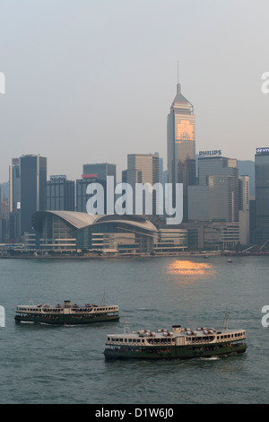 Hong Kong Skyline und Victoria Harbour mit Convention and Exhibition Centre, Central Plaza Gebäude im frühen Morgenlicht Stockfoto