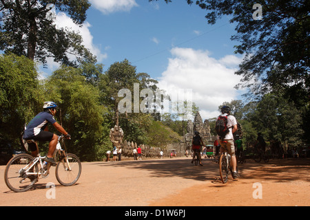 Angkor-Radtour mit Grasshopper Adventures, Südtor, Angkor Thom. Stockfoto