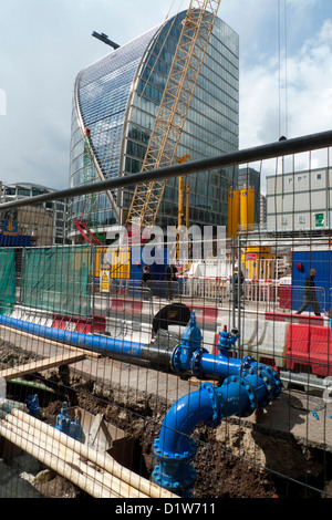 Ein Blick auf blaue Wasserleitung und Kran auf Crossrail Baustelleninfrastruktur in der Nähe von Moor House in Moorgate London England UK KATHY DEWITT Stockfoto