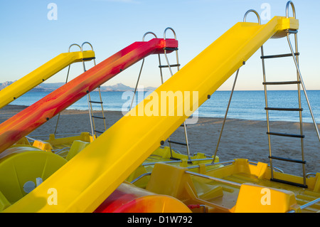 Bunte Tretboote auf dem Strand am Mittelmeer-Kurort Stockfoto