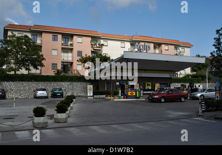 24-Stunden-Tankstelle in Sant' Agata Sui Due Golfi, Kampanien, Italien. Stockfoto