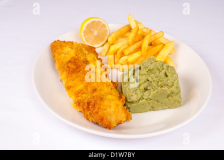 Knusprige Fish &amp; Chips serviert mit Kartoffelpüree Stockfoto