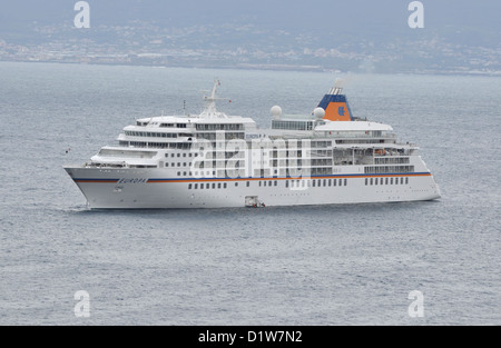 Kreuzfahrtschiff Europa vor in der Bucht von Neapel aus Sorrent, Italien Anker Stockfoto