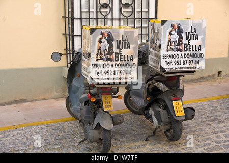 Pizza Lieferung Scooter parkte am Straßenrand, Ronda, Spanien Stockfoto