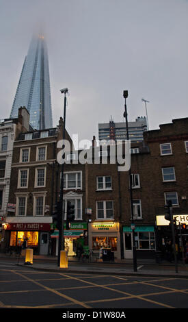 Oben auf dem Shard ist verdeckt durch eine Nebeldecke am 6. Januar 2013, London, England, Vereinigtes Königreich. Der Shard London Bridge ist das höchste Gebäude in der Europäischen Union. Seiner Aussichtsplattform wird der Öffentlichkeit am 1. Februar 2013 eröffnet. Stockfoto