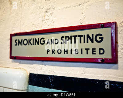 Weißes Schild mit schwarzer Schrift reading "Rauchen und spucken verboten". Stockfoto