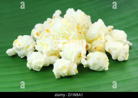 Popcorn auf grünen Bananenblatt Stockfoto
